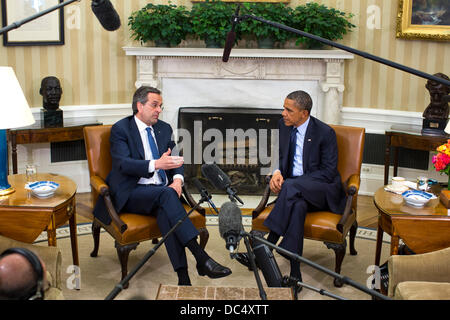 Washington, DC, Stati Uniti d'America. 08 Ago, 2013. Il Presidente degli Stati Uniti Barack Obama (R) e il Primo ministro di Antonis SAMARAS di Grecia (L) parlare all Ufficio Ovale in Washington, DC, Stati Uniti d'America, 08 agosto 2013. La Casa Bianca ha detto Obama l'incontro con Samaras sarà "la sottolineatura del nostro sostegno continuo per la Grecia gli sforzi per riformare la sua economia e a promuovere il ritorno alla prosperità.' Credit: Jim LoScalzo / Pool via CNP/dpa/Alamy Live News Foto Stock