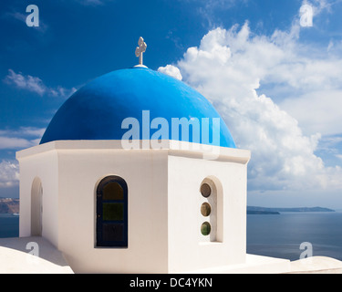 Bella blu chiesa a cupola che si affaccia sul Mare Egeo a Oia Santorini grecia Europa Foto Stock