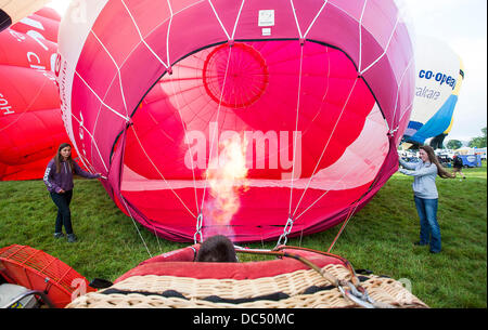 Bristol, Regno Unito. 09Aug, 2013. Due ragazze tenere aperto un palloncino durante il Bristol International Balloon Fiesta. L'evento annuale che attrae migliaia di spettatori a guardare balloonists provenienti da tutto il mondo a prendere il cielo sopra la città. 9 agosto 2013 Credit: Adam Gasson/Alamy Live News Foto Stock