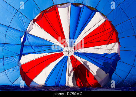 Bristol, Regno Unito. 09Aug, 2013. Una mongolfiera controlli pilota la parte esterna di un palloncino durante il Bristol International Balloon Fiesta. L'evento annuale che attrae migliaia di spettatori a guardare balloonists provenienti da tutto il mondo a prendere il cielo sopra la città. 9 agosto 2013 Credit: Adam Gasson/Alamy Live News Foto Stock