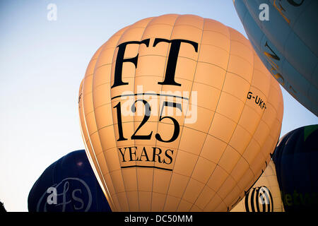 Bristol, Regno Unito. 09Aug, 2013. Il Financial Times mongolfiera attende di prendere il via al Bristol International Balloon Fiesta. L'evento annuale che attrae migliaia di spettatori a guardare balloonists provenienti da tutto il mondo a prendere il cielo sopra la città. 9 agosto 2013 Credit: Adam Gasson/Alamy Live News Foto Stock