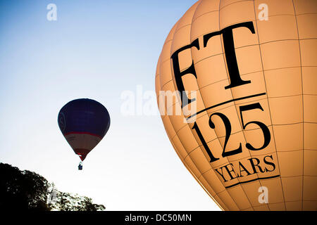 Bristol, Regno Unito. 09Aug, 2013. Il Financial Times mongolfiera attende di prendere il via al Bristol International Balloon Fiesta. L'evento annuale che attrae migliaia di spettatori a guardare balloonists provenienti da tutto il mondo a prendere il cielo sopra la città. 9 agosto 2013 Credit: Adam Gasson/Alamy Live News Foto Stock