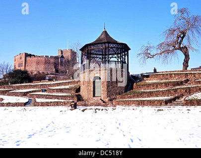 Castello di Tamworth, i giardini del castello e palco per spettacoli in un giorno di neve, il Tamworth, Staffordshire, Regno Unito, Europa occidentale. Foto Stock