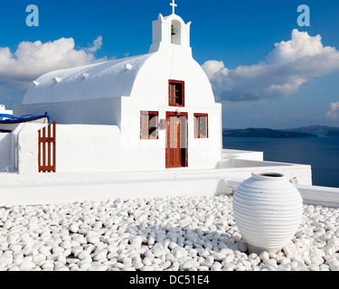 Piccola chiesa greca a Oia Santorini grecia Europa Foto Stock
