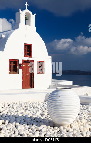 Piccola chiesa greca a Oia Santorini grecia Europa Foto Stock