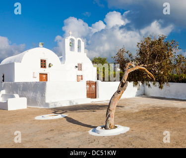 Piccola chiesa greca a Oia Santorini grecia Europa Foto Stock