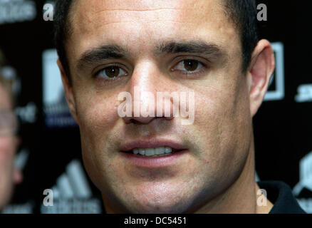 Wellington, Nuova Zelanda. 09Aug, 2013. Dan Carter degli All Blacks parla durante una media di alzarsi per la prima partita di rugby Investec campionato. Carter conferma inoltre la sua rottura estesa da rugby in seguito All Blacks Tour Europeo in novembre. Credito: Azione Sport Plus/Alamy Live News Foto Stock