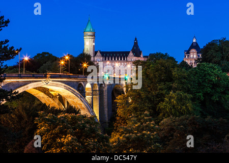 Twilight su Adolphe Bridge e la cassa di risparmio statale nella città di Lussemburgo. Foto Stock