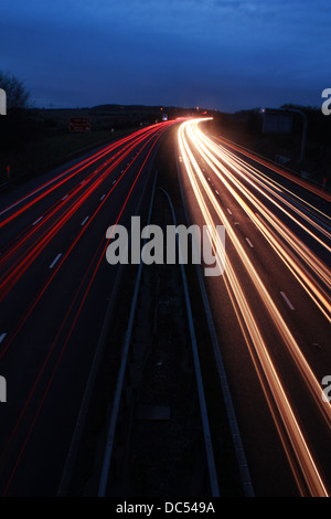 Autostrada di notte con auto sentieri di luce Foto Stock