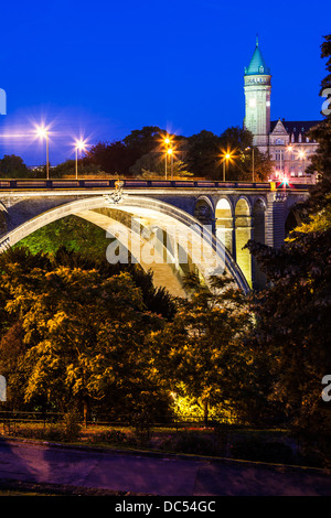 Twilight su Adolphe Bridge e la cassa di risparmio statale nella città di Lussemburgo. Foto Stock