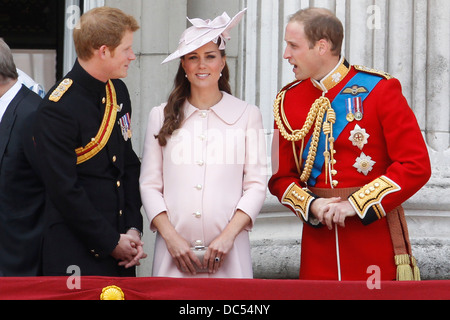 (L-R) il principe Harry, Caterina, duchessa di Cambridge e del principe Guglielmo duca di Cambridge stand sul balcone di Buckingham Pal Foto Stock