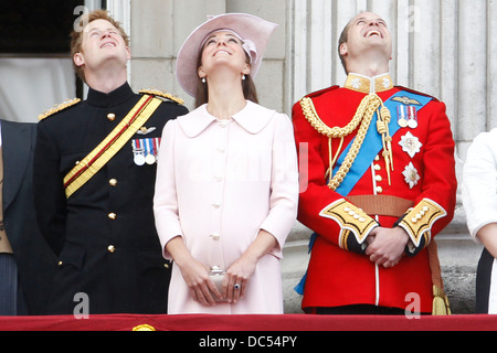 (L-R) il principe Harry, Caterina, duchessa di Cambridge e del principe Guglielmo duca di Cambridge stand sul balcone di Buckingham Pal Foto Stock