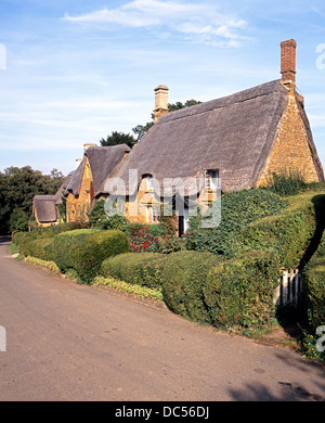 Cottage con il tetto di paglia, grande Tew, Oxfordshire, Cotswolds, Inghilterra, Regno Unito, Europa occidentale. Foto Stock