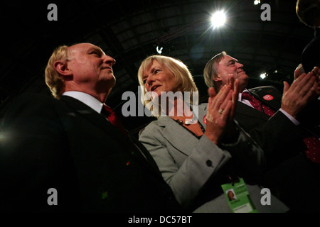 L-R Neil Kinnock, Glenys Kinnock e John Prescott applaudire Gordon Brown il discorso in occasione del congresso del partito laburista la ,Manchester 2008 Foto Stock