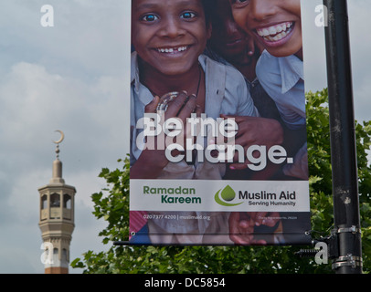 Banner di beneficenza islamica a Eid Mubarak, alla fine del Ramadan, dalla East London moschea di Whitechapel. Foto Stock