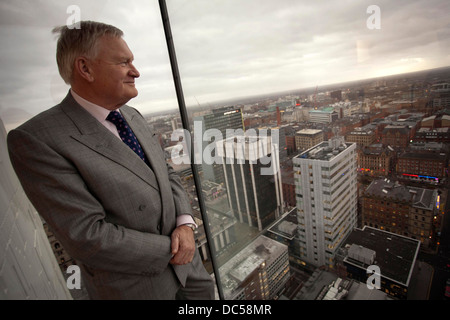 Bruntwood Presidente Michael Oglesby raffigurato nella torre della città , Piccadilly Plaza , Manchester Foto Stock
