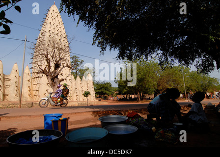 Il Burkina Faso Bobo-Dioulasso , grande moschea costruito nel 1880 in argilla sudanese architettura stile Foto Stock