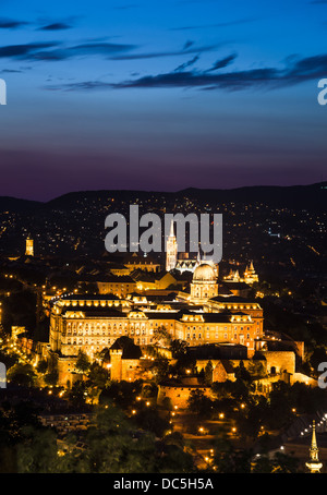 Twilight vista con il Castello di Buda costruita sulla collina del castello di 1265AD, famosa per il barocco medievale. Budapest, Ungheria. Foto Stock
