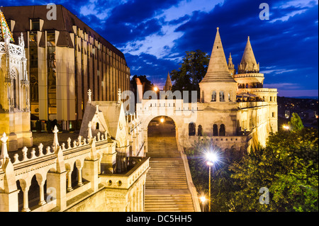 Bastione dei Pescatori con torri coniche, costruito in neoromanica, al crepuscolo ora, Budapest, Ungheria. Foto Stock