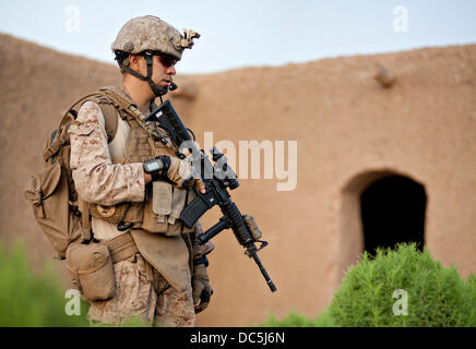 Un marine statunitense durante un villaggio patrol Agosto 8, 2013 in Charibaya, provincia di Helmand, Afghanistan. Foto Stock