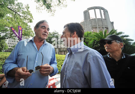 Oliver Stone e Pietro Kuznick, Agosto 05, 2013 : Hiroshima, Giappone : regista Oliver Stone(L) e Peter Kuznick, professore del Dipartimento di Storia di Boston università americana a piedi intorno alla Cupola della Bomba Atomica e Hiroshima Parco del Memoriale della Pace di Hiroshima, Giappone, il 5 agosto 2013. Foto Stock