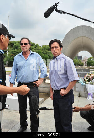 Oliver Stone e Pietro Kuznick, Agosto 05, 2013 : Hiroshima, Giappone : regista Oliver Stone(L) e Peter Kuznick, professore del Dipartimento di Storia di Boston università americana a piedi intorno alla Cupola della Bomba Atomica e Hiroshima Parco del Memoriale della Pace di Hiroshima, Giappone, il 5 agosto 2013. Foto Stock