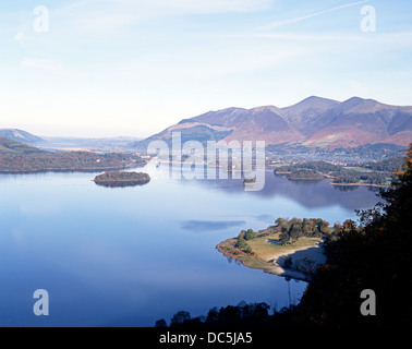 Vista del lago e le isole da Silverdale, Derwent Water, Cumbria, Regno Unito, Europa occidentale. Foto Stock