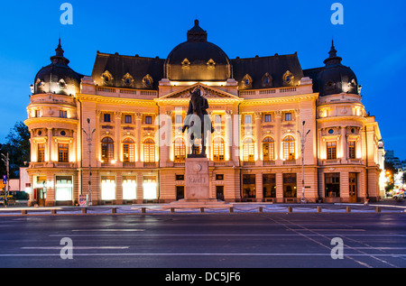 La Biblioteca Centrale Università si trova nel centro di Bucarest con statua di Carol I, primo re di Romania di fronte. La Romania Foto Stock