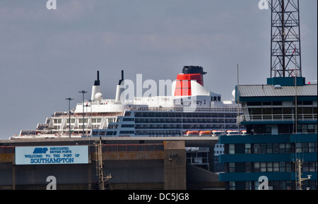 Cunard Queen Mary 2 e Porto di Southampton segno, Southampton Docks, Hampshire, Inghilterra Foto Stock