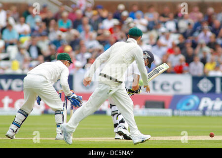 Chester Le Street, Regno Unito. 09Aug, 2013. Brad Haddin, Kevin Pietersen e Michael Clarke durante il giorno una delle ceneri Investec 4 test match a Emirates Riverside Stadium, il Agosto 09, 2013 a Londra, Inghilterra. Credito: Mitchell Gunn/ESPA/Alamy Live News Foto Stock