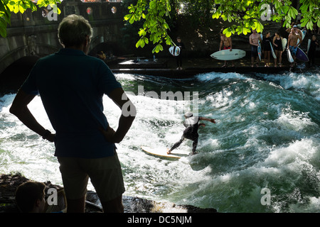 Fiume Eisbach surfers di Monaco di Baviera, Germania Foto Stock