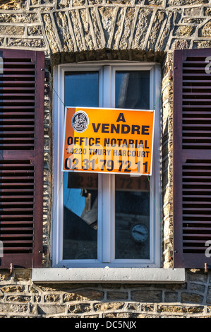 "A vendre' (in vendita) segno a una proprietà in Clécy (nel dipartimento di Calvados di Normandia, a nord ovest della Francia). Foto Stock