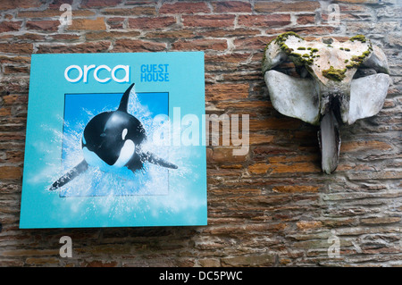 Segno per l'Orca Guesthouse in Stromness, isole Orcadi, accanto a una grande whalebone. Foto Stock