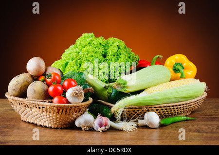 Ancora vita con fresche verdure organiche in un cestello Foto Stock
