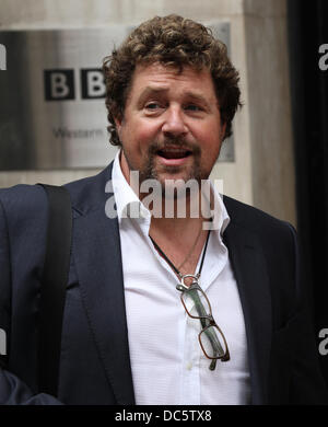 Londra, UK, 9 agosto 2013. Michael Ball visto lasciare BBC radio due studios Credito: WFPA/Alamy Live News Foto Stock