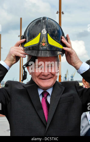 Belfast, Irlanda del Nord. 8 agosto 2013 - Il Vice Primo Ministro Martin McGuinness mette su un casco firemans come frequenta il mondo di polizia e dei vigili del fuoco di credito giochi: Stephen Barnes/Alamy Live News Foto Stock