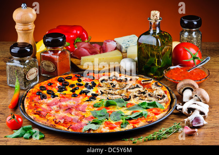 Ancora vita con i tradizionali quattro stagioni pizza e ingredienti Foto Stock