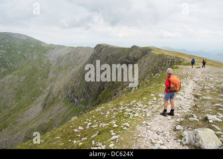 Gli escursionisti escursionismo da Carnedd Dafydd a Carnedd Llewelyn sopra le scale di colore nero (Ysgolion Duon) in Carneddau montagne del Parco Nazionale di Snowdonia Wales UK Foto Stock