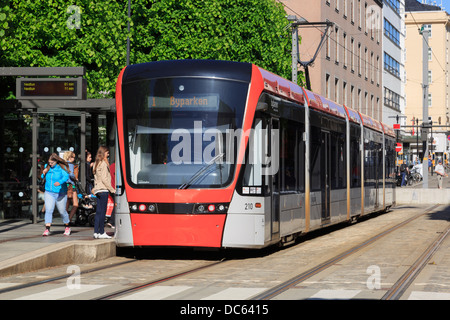 Nuovo Bergen Light Rail tram in centro città stazione Byparken. Bergen Hordaland, Norvegia e Scandinavia Foto Stock