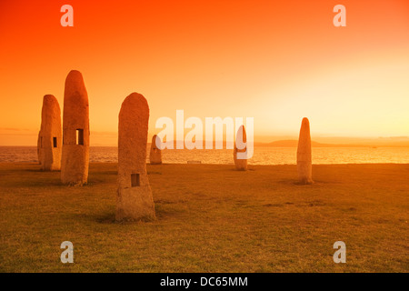 MENHIRES POLA PAZ pietre permanente monumento (©MANOLO PAZ 2001) PASEO DOS MENHIRES Sculpture Park di LA CORUNA Galizia Spagna Foto Stock