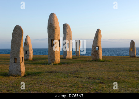 MENHIRES POLA PAZ pietre permanente monumento (©MANOLO PAZ 2001) PASEO DOS MENHIRES Sculpture Park di LA CORUNA Galizia Spagna Foto Stock