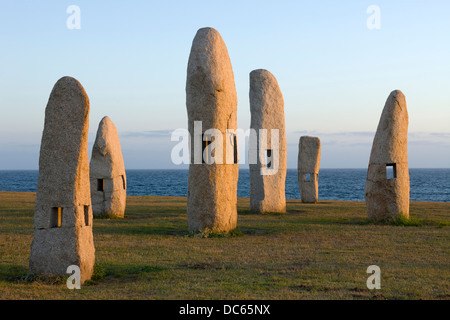 MENHIRES POLA PAZ pietre permanente monumento (©MANOLO PAZ 2001) PASEO DOS MENHIRES Sculpture Park di LA CORUNA Galizia Spagna Foto Stock