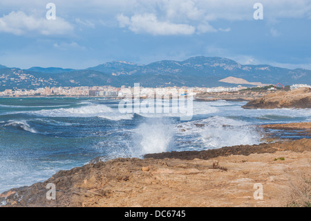 Litorale roccioso nel tempestoso clima invernale al di fuori di Palma de Mallorca. Foto Stock