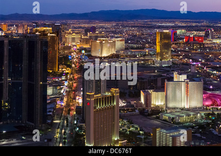 Vista di Las Vegas Boulevard (striscia) di notte dalla cima della Stratosphere Tower, Las Vegas, Nevada, STATI UNITI D'AMERICA Foto Stock