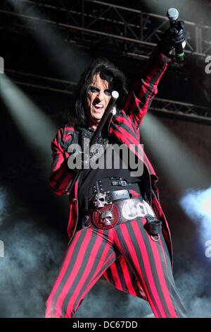 Cropredy Festival, nr Banbury, Oxfordshire, Regno Unito. 8 agosto 2013. Alice Cooper in primo piano giorno uno di Fairport Convenzione Cropredy Festival, nr Banbury, Oxfordshire, Regno Unito - 8 Agosto 2013 foto di Keith Mayhew/Alamy Live News Foto Stock