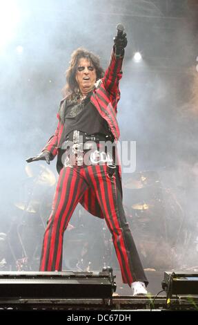 Cropredy Festival, nr Banbury, Oxfordshire, Regno Unito. 8 agosto 2013. Alice Cooper in primo piano giorno uno di Fairport Convenzione Cropredy Festival, nr Banbury, Oxfordshire, Regno Unito - 8 Agosto 2013 foto di Keith Mayhew/Alamy Live News Foto Stock