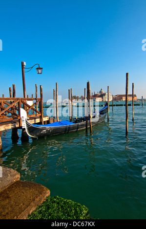 Venezia Italia pittoresco panorama delle gondole con Saint George isola sullo sfondo Foto Stock