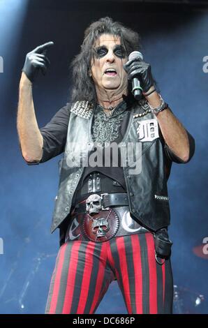 Cropredy Festival, nr Banbury, Oxfordshire, Regno Unito. 8 agosto 2013. Alice Cooper in primo piano giorno uno di Fairport Convenzione Cropredy Festival, nr Banbury, Oxfordshire, Regno Unito - 8 Agosto 2013 foto di Keith Mayhew/Alamy Live News Foto Stock