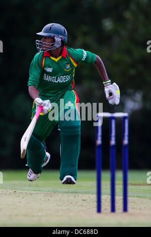 Market Harborough, Leicestershire, Regno Unito. Venerdì 9 agosto 2013. Azione da odi match tra Pakistan u19 e il Bangladesh u19 come parte dell'u19 ODI Torneo triangolare ha suonato in Inghilterra. Credito: Graham Wilson/Alamy Live News Foto Stock