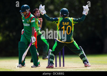 Market Harborough, Leicestershire, Regno Unito. Venerdì 9 agosto 2013. Azione da odi match tra Pakistan u19 e il Bangladesh u19 come parte dell'u19 ODI Torneo triangolare ha suonato in Inghilterra. Credito: Graham Wilson/Alamy Live News Foto Stock